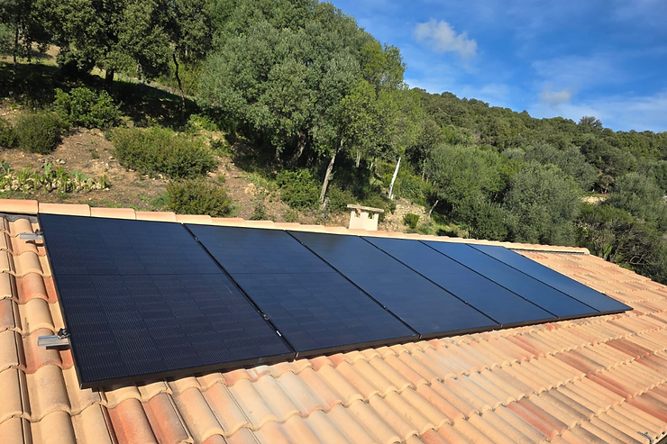 Les Familles Corses Réduisent Leur Facture d’Électricité Grâce à l’Énergie Solaire : Découvrez Leur Secret !